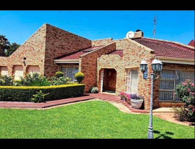 5 BEDROOM HOUSE FOR SALE IN MMABATHO UNIT 6